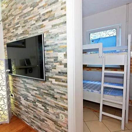 Dena With Swimming Pool بوستيرا