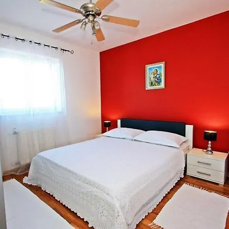 بيت للعطل Dena With Swimming Pool