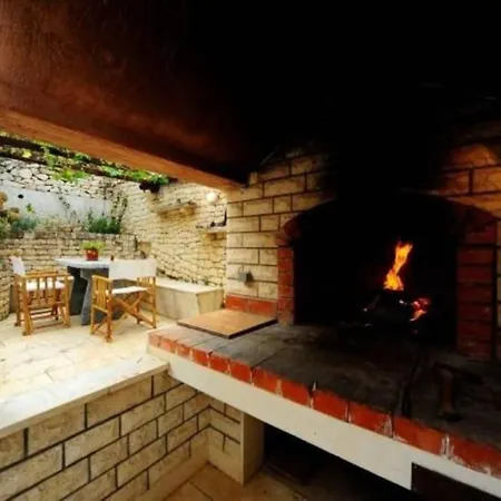 Dena With Swimming Pool بوستيرا